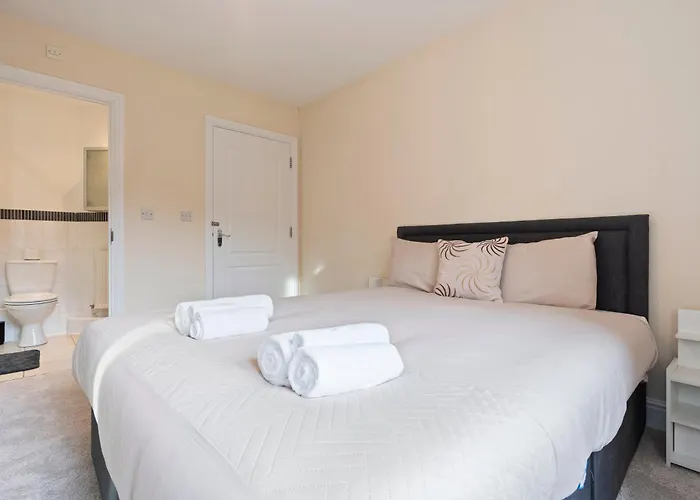 Cozy 2Bed Flat With Free Parking Near Willen Lake In Milton Keynes